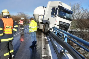 Dopravu zkomplikovalo náledí. Dvě hromadné nehody zablokovaly dálnici D1