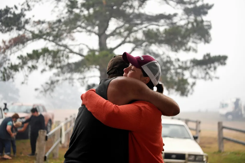 John Aish ztratil svůj domov během silvestrovského požáru a musel uprchnout z oblasti. Později se setkal v evakuačním středisku se svojí rodinou