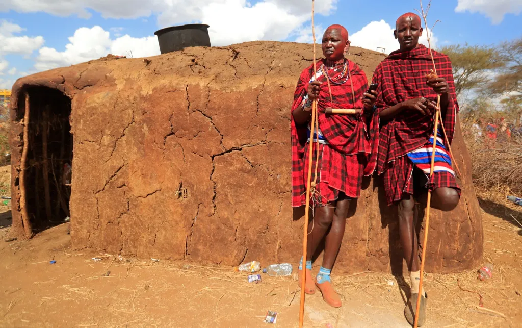 Tradiční vesnice se jmenuje Boma. Masajové v ní staví malé chatrče z trávy, tyčí, bahna a popela