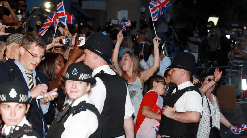 Lidé slaví před porodnicí St. Mary