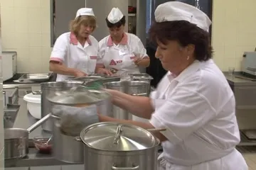 Soutěž školních jídelen nabízí místo kolínek speciality hodné drahých restaurací