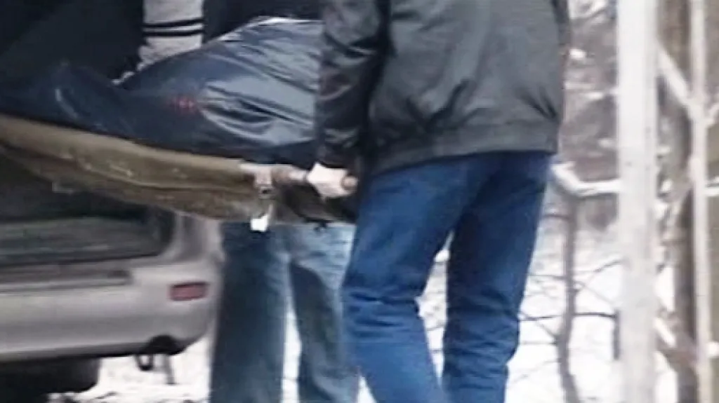 Polská policie odnáší umrzlého bezdomovce