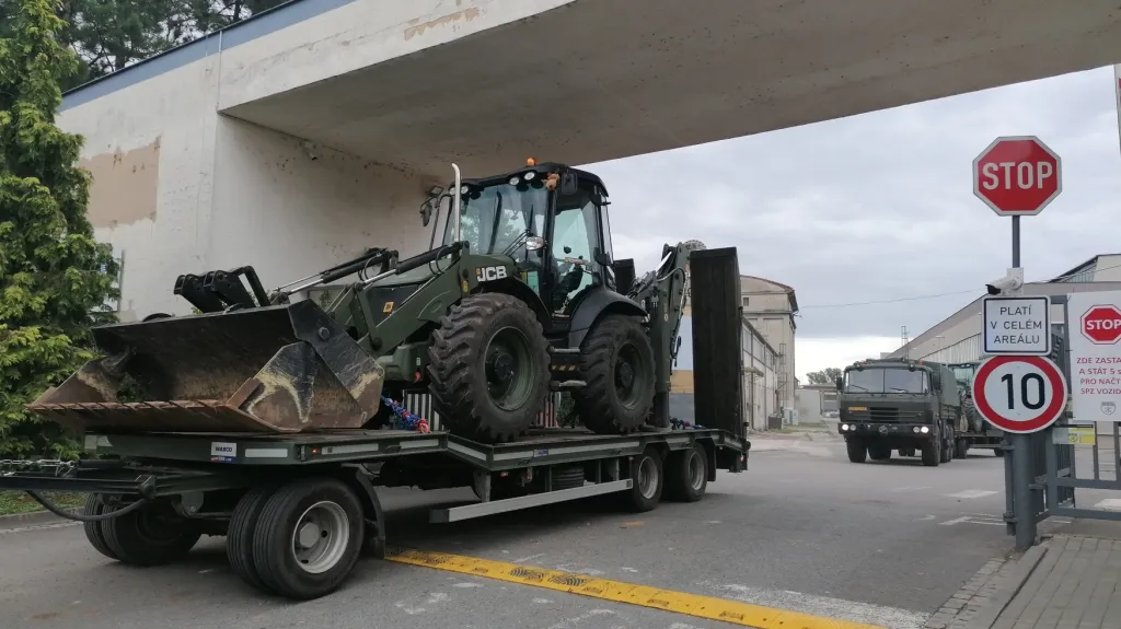 Armáda odváží z Hodonína těžkou techniku, pomáhala obcím po tornádu