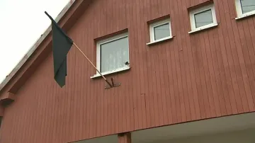 Na městském úřade v Lopeníku vlaje černý prapor