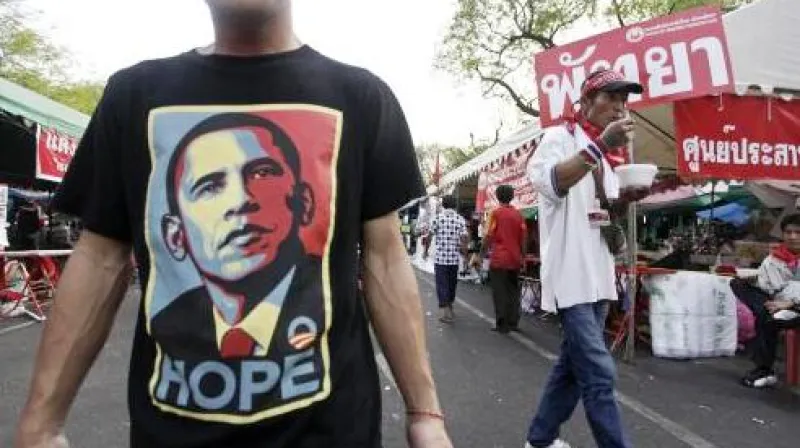 Demonstrant v triku s Barackem Obamou