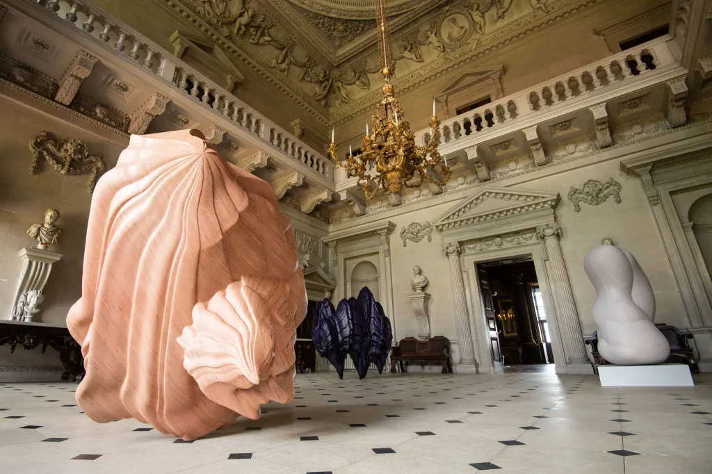 Anglické panství Houghton Hall v Norfolku připravilo ve spolupráci se sochařem Tonym Craggem souhrnnou výstavu jeho děl