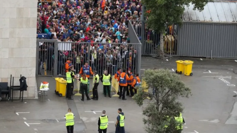 Lidé čekají před stadionem Camp Nou,  Autor: Albert Gea,  Zdroj: Reuters