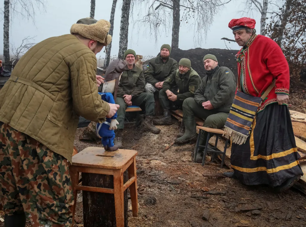 Ukrajinští vojáci slaví Vánoce na frontě v Charkovské oblasti