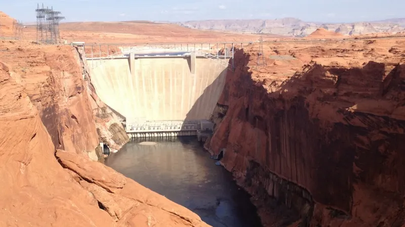 Přehrada Glen Canyon Dam na Coloradu