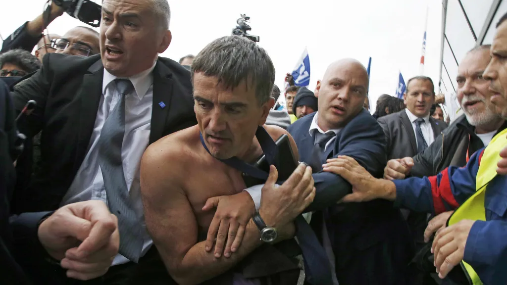 Šéf personálního odboru Air France utíká před rozhněvanými zaměstnanci