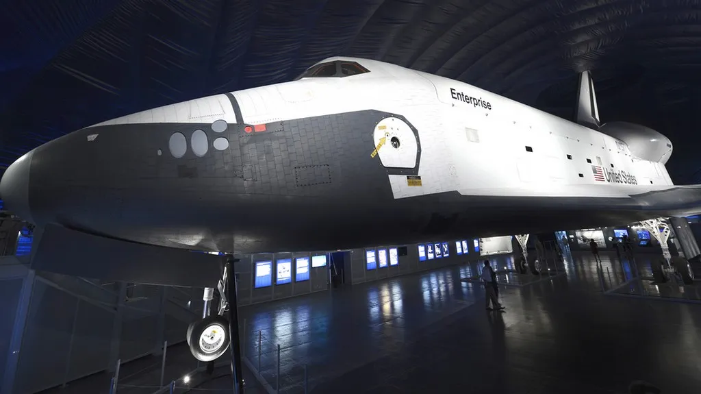 Raketoplán Enterprise je vystaven v New Yorku