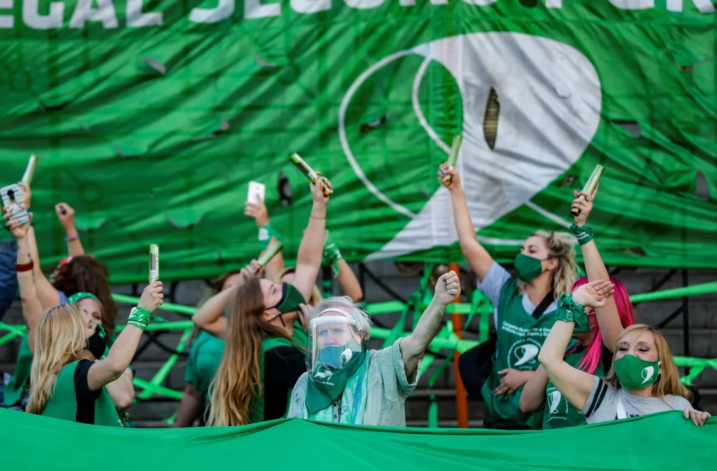 Stávka za právo na potrat v argentinském Buenos Aires. Prezident země dává ženám naději na beztrestnost umělého přerušení těhotenství