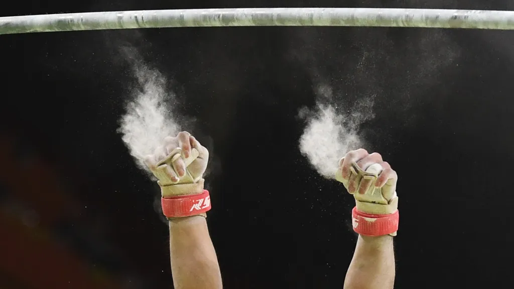 Japonský gymnasta Učimura padá z hrazdy