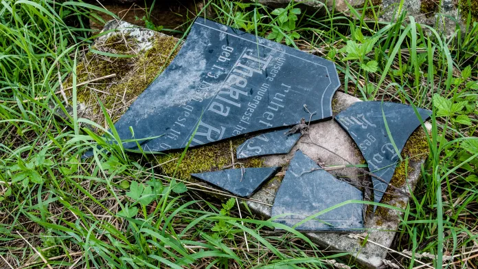 Zbytek náhrobku – snímek z 22. srpna 2023 pořízený poblíž kostela v Božanově
