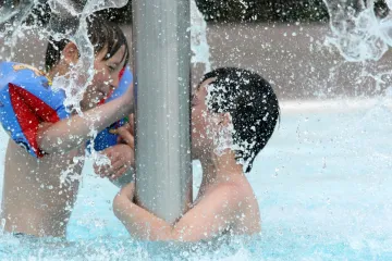 Víkend přinese tropické teploty, v některých částech Česka hrozí požáry