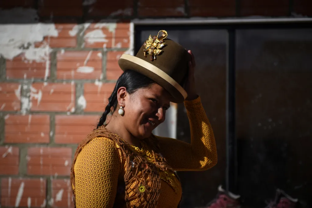 Elena Quispe Tincutam ukazuje svůj klobouk u svého domu v bolivijském El Altu