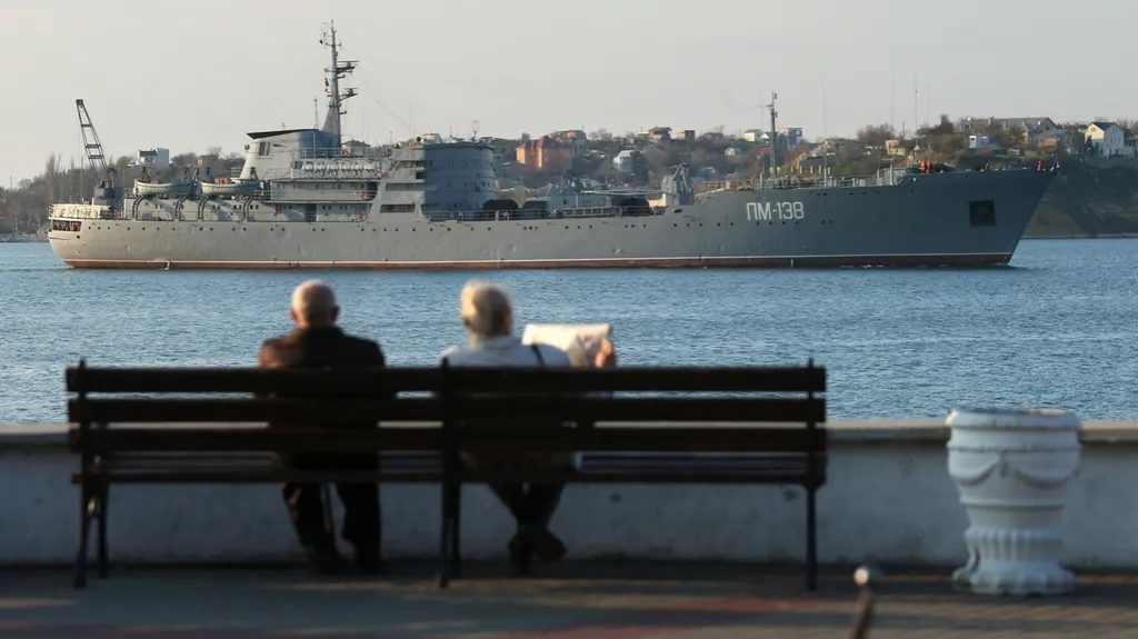 Krymským zátokám vévodí ruské lodě