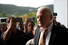 Assange je po přiznání viny volný. Odletěl do Austrálie