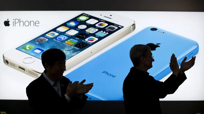 Šéf Applu Tim Cook a šéf China Mobile Si  Kuo-chua