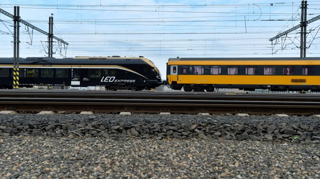 Konkurenční dopravci Leo Expres a RegioJet spojili kvůli výluce soupravy
