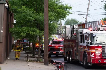 Při výbuších v New Yorku zemřel člověk, desítky lidí byly zraněny
