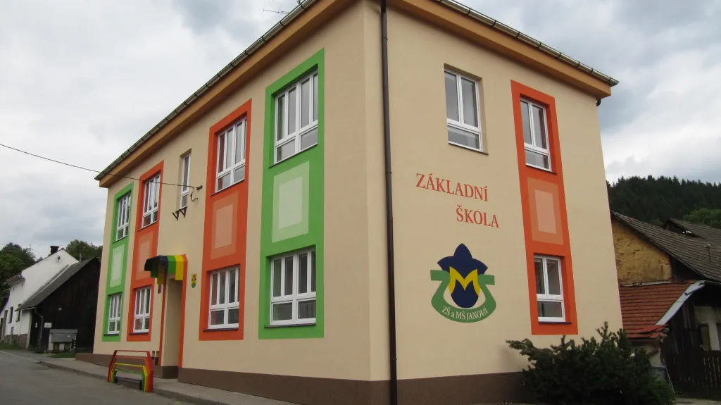 Budova základní školy v Janové