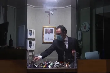 Vatikánský klíčník otevírá dveře desítek expozic, jeho ranní okruh čítá sedm kilometrů