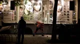 Úklid následků bombového útoku v Oslu