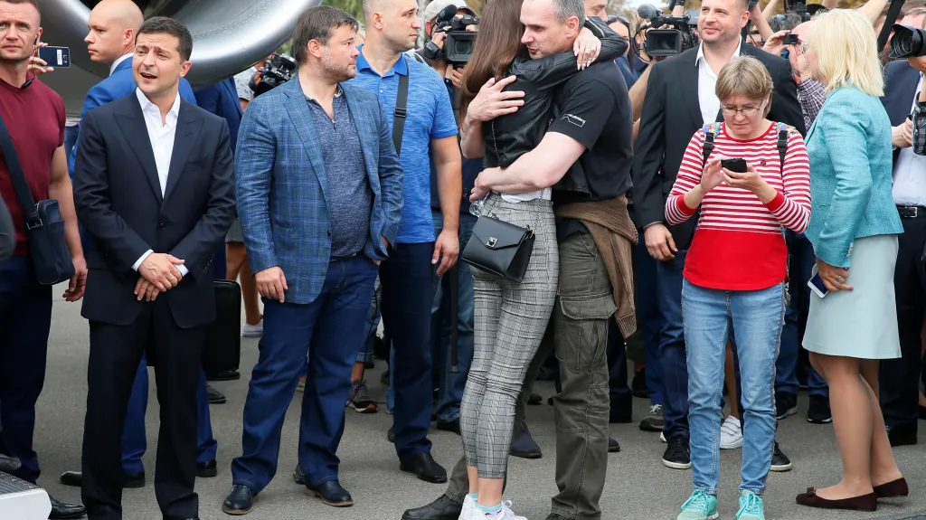 Oleh Sencov se vítá s rodinou po příletu na letiště v Kyjevě
