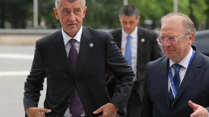 Český premiér Andrej Babiš (ANO) přijíždí na summit