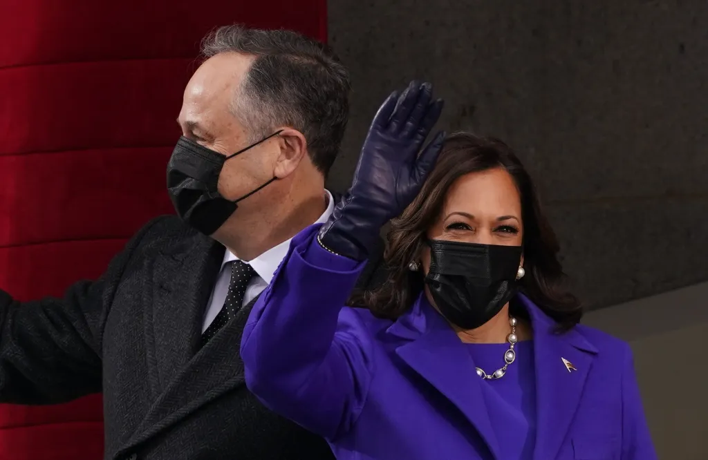 Kamala Harrisová s manželem Dougem Emhoffem před inaugurací