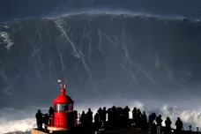 Když se blíží „tsunami“, surfaři vzdorují smrti. Fandit v Nazaré je zážitek jako na rockovém festivalu