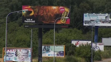 Billboardy na ulici Kníničská v Komíně stále stojí