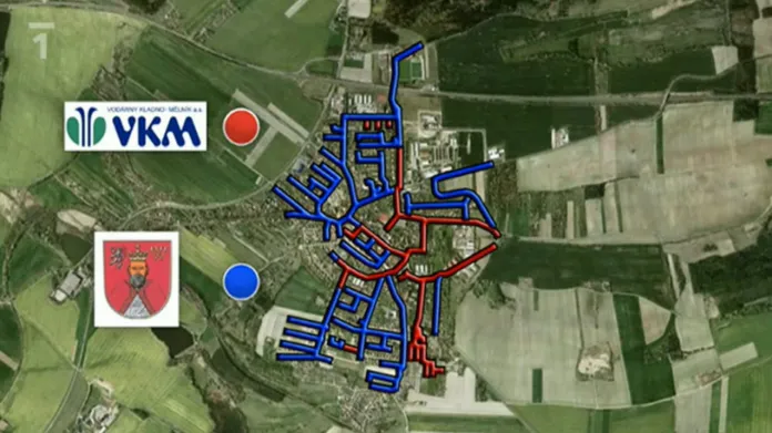 VKM vlastní červeně vyznačené potrubí, městu patří modré.