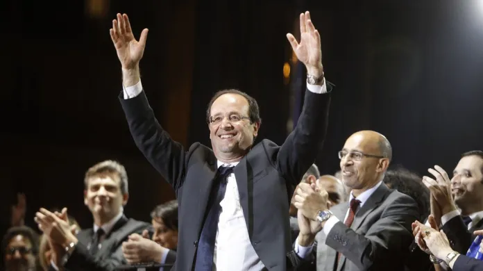 Nově zvolený prezident François Hollande na náměstí Bastilly