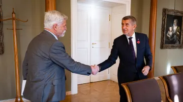 Prezident Petr Pavel (vlevo) a premiér Andrej Babiš (ANO) na snímku z 12. listopadu 2025