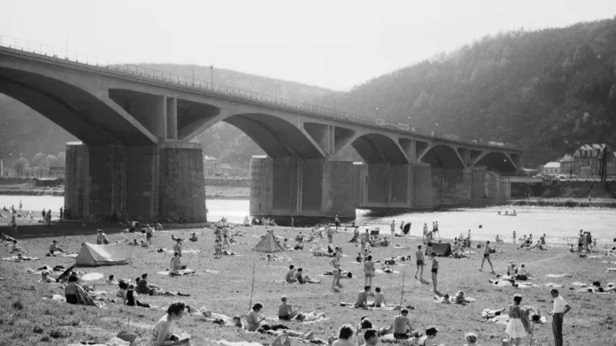V roce 1962 byl most mezi Braníkem a Chuchlí sice již sedm let hotový, ale bez využití. Stále čekal na dokončení dalších částí Jižní spojky.