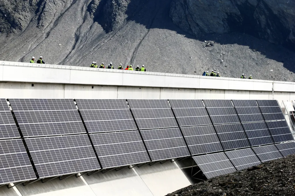 Výstavba nejvýše položené solární elektrárny v Evropě u vodní nádrže Muttse ve švýcarských Alpách