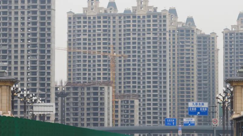 Nedokončené budovy obytného komplexu společnosti Evergrande Group v Luo-jangu