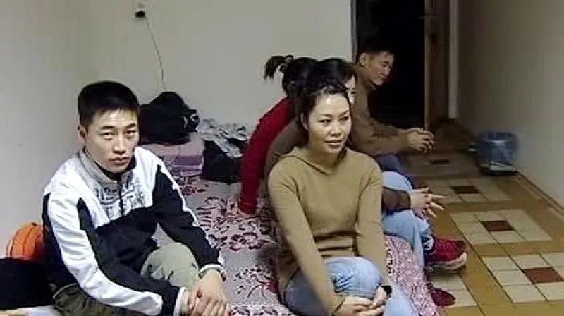 Asijští dělníci na ubytovně