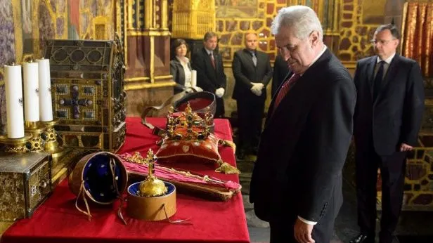 Prezident Miloš Zeman při odemykání korunovačních klenotů