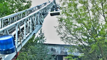 Hasiči použili i výškovou techniku