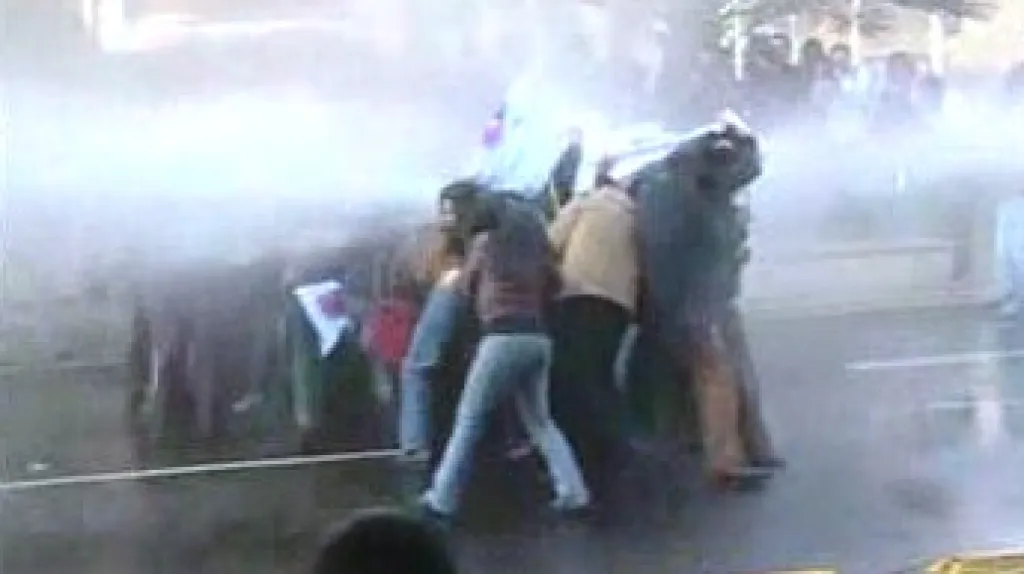 Rozhánění demonstrantů