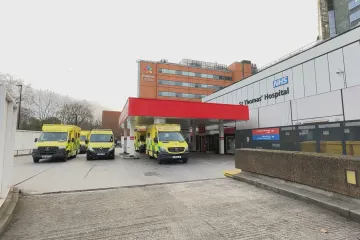 Zdravotnictví v Británii se potýká s nevídanou krizí. Chybí peníze a lidé čekají na sanitku hodiny
