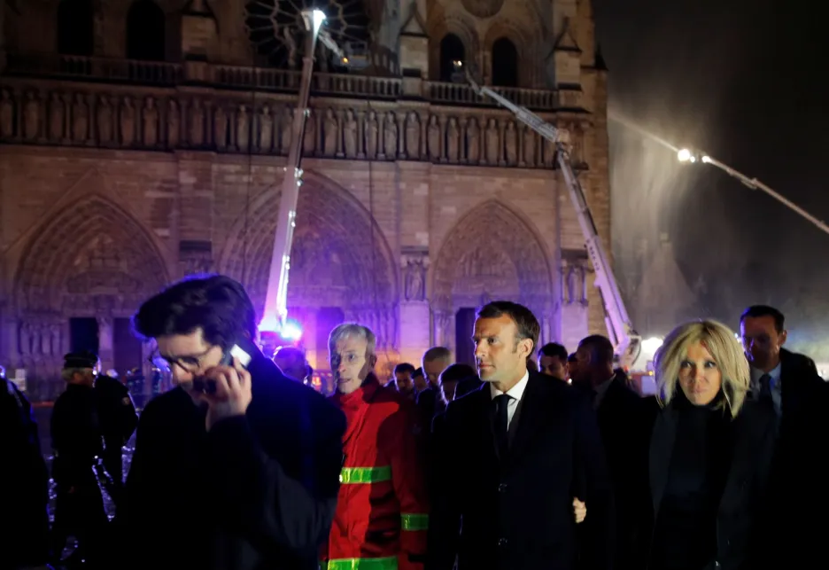 Francouzský prezident Emmanuel Macron se svou ženou Brigitte u hořící katedrály Notre-Dame