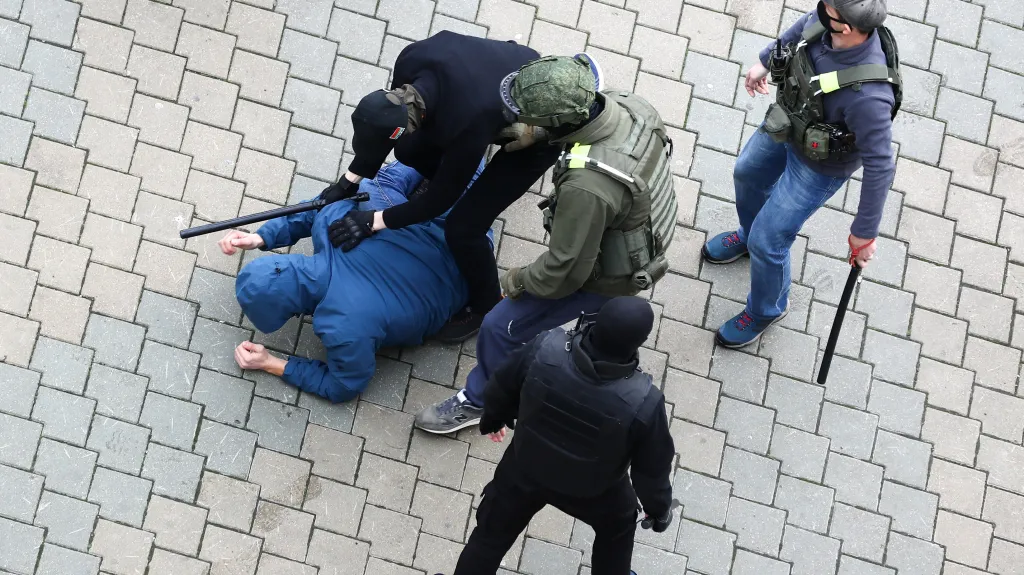 Protesty v Bělorusku 8. listopadu 2020. Proti nim zasahují policisté i lidé bez jakékoliv identifikace