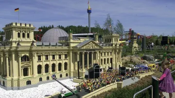 Budova německého parlamentu sestavená z lega u příležitosti otevření Legolandu v německém Guenzburgu. Zábavní park tvoří více než 50 milionů kostiček a byl vyroben za dva roky.