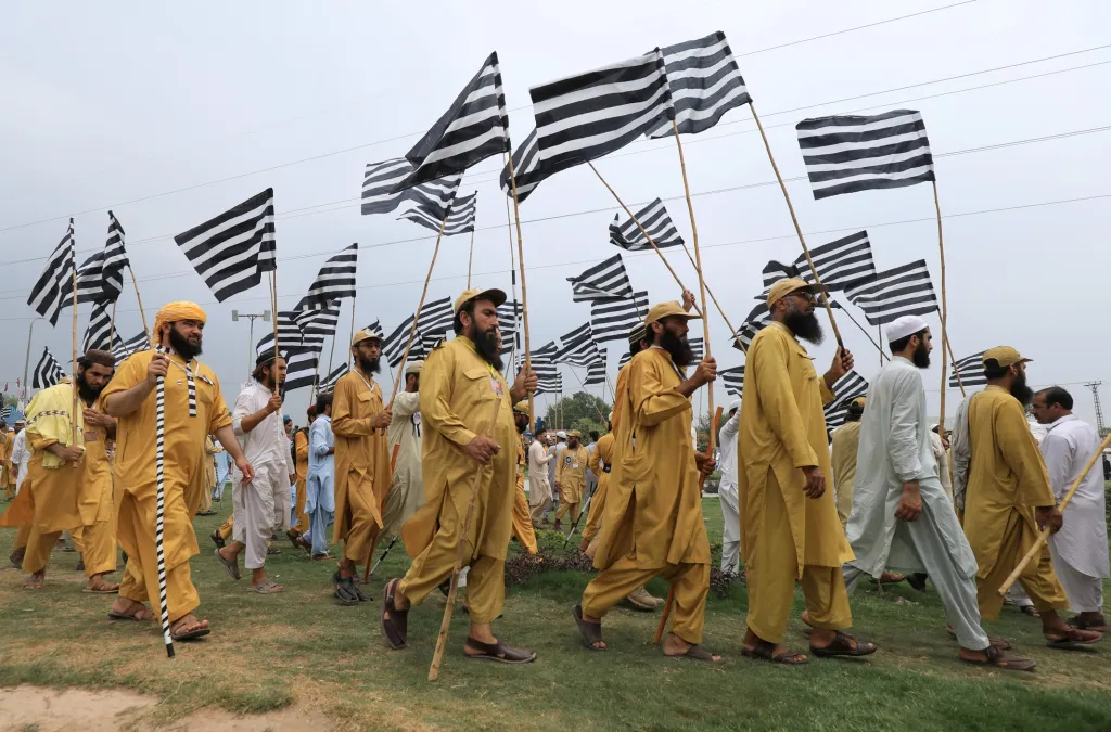 V pákistánském Péšávaru se během protivládních protestů sešli demonstranti na tzv. „černém dni“, kde si protestující zvolili za symbol bílo-černé pruhované vlajky