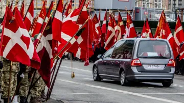 Pohřební vůz projíždí ulicemi Kodaně