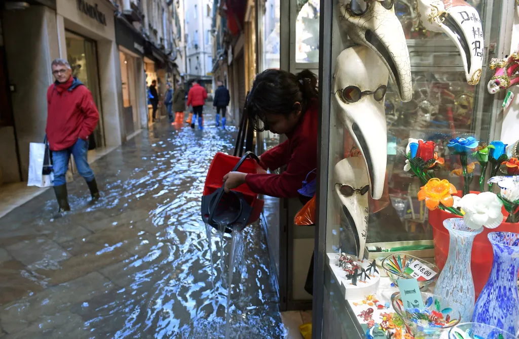 Benátky mají více než 150 kanálů, které se mohou vylít z břehů, v některých ulicích se tak lidé průchodu vodou nevyhnou